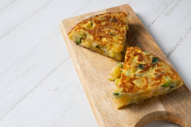 Kabak ve jambonlu İspanyol omleti, içine doğranmış patates eklenen bir omlet. İspanyol mutfağının en iyi bilinen ve simgesel yemeklerinden biridir.