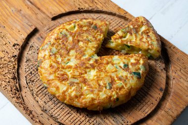 Kabak ve jambonlu İspanyol omleti, içine doğranmış patates eklenen bir omlet. İspanyol mutfağının en iyi bilinen ve simgesel yemeklerinden biridir.