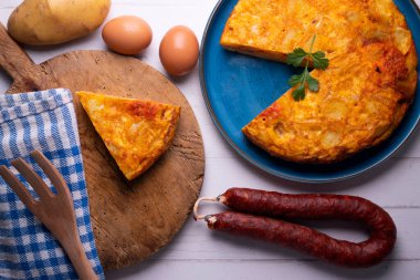 İspanyol omleti sucuklu omlet dilimlenmiş patateslerin eklendiği bir omlet. İspanyol mutfağının en iyi bilinen ve simgesel yemeklerinden biridir.