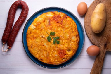 İspanyol omleti sucuklu omlet dilimlenmiş patateslerin eklendiği bir omlet. İspanyol mutfağının en iyi bilinen ve simgesel yemeklerinden biridir.