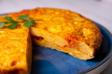 İspanyol omleti sucuklu omlet dilimlenmiş patateslerin eklendiği bir omlet. İspanyol mutfağının en iyi bilinen ve simgesel yemeklerinden biridir.