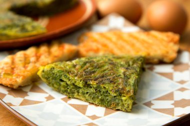 Yeşil kuşkonmazlı İspanyol omleti, dilimlenmiş patatese eklenen bir omlet. İspanyol mutfağının en iyi bilinen ve simgesel yemeklerinden biridir.