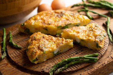 Yeşil kuşkonmazlı İspanyol omleti, dilimlenmiş patatese eklenen bir omlet. İspanyol mutfağının en iyi bilinen ve simgesel yemeklerinden biridir.