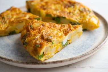Yeşil kuşkonmazlı İspanyol omleti, dilimlenmiş patatese eklenen bir omlet. İspanyol mutfağının en iyi bilinen ve simgesel yemeklerinden biridir.