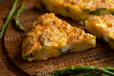 Yeşil kuşkonmazlı İspanyol omleti, dilimlenmiş patatese eklenen bir omlet. İspanyol mutfağının en iyi bilinen ve simgesel yemeklerinden biridir.