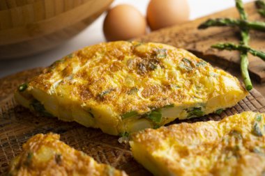 Yeşil kuşkonmazlı İspanyol omleti, dilimlenmiş patatese eklenen bir omlet. İspanyol mutfağının en iyi bilinen ve simgesel yemeklerinden biridir.