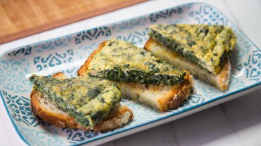 İspanyol omleti ve yeşil ıspanak dilimlenmiş patateslerin eklendiği bir omlet. İspanyol mutfağının en iyi bilinen ve simgesel yemeklerinden biridir.