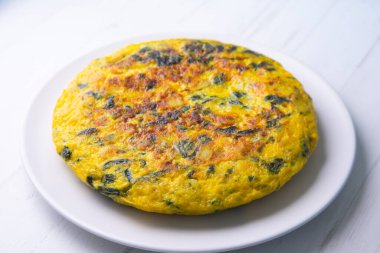 İspanyol omleti ve yeşil ıspanak dilimlenmiş patateslerin eklendiği bir omlet. İspanyol mutfağının en iyi bilinen ve simgesel yemeklerinden biridir.