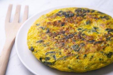İspanyol omleti ve yeşil ıspanak dilimlenmiş patateslerin eklendiği bir omlet. İspanyol mutfağının en iyi bilinen ve simgesel yemeklerinden biridir.