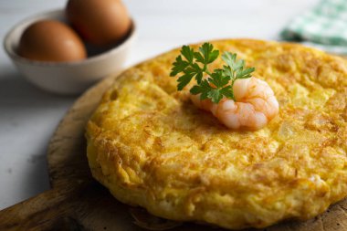 İspanyol omleti karidesli bir omlet ve içine patates dilimleri eklenir. İspanyol mutfağının en iyi bilinen ve simgesel yemeklerinden biridir.