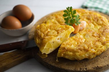 İspanyol omleti karidesli bir omlet ve içine patates dilimleri eklenir. İspanyol mutfağının en iyi bilinen ve simgesel yemeklerinden biridir.
