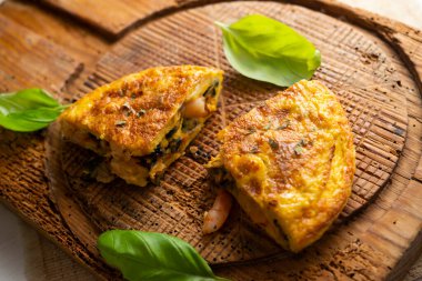 İspanyol omleti karidesli bir omlet ve içine patates dilimleri eklenir. İspanyol mutfağının en iyi bilinen ve simgesel yemeklerinden biridir.