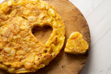 Kalp şeklinde kesilmiş İspanyol patates omleti.