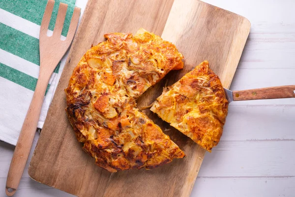 Tatlı patatesli İspanyol omleti, içine doğranmış patates eklenen omlet veya omlet. İspanyol mutfağının en iyi bilinen ve simgesel yemeklerinden biridir.