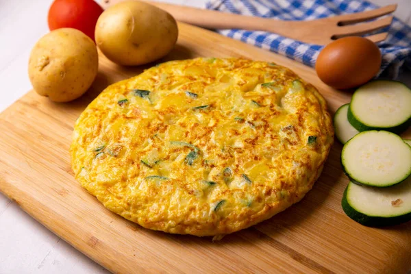 İspanyol omleti kabaklı bir omlet ve içine patates dilimleri eklenir. İspanyol mutfağının en iyi bilinen ve simgesel yemeklerinden biridir.