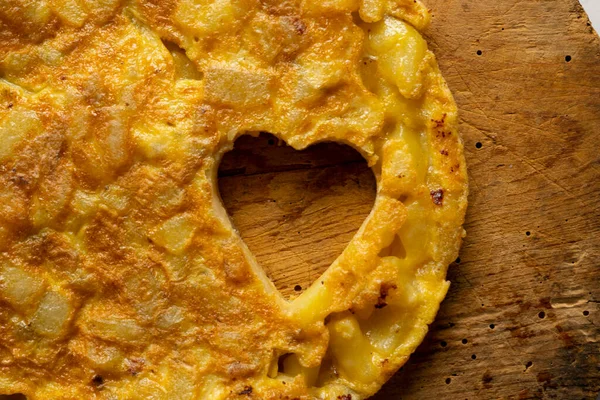 Kalp Şeklinde Kesilmiş Spanyol Patates Omleti — Stok fotoğraf