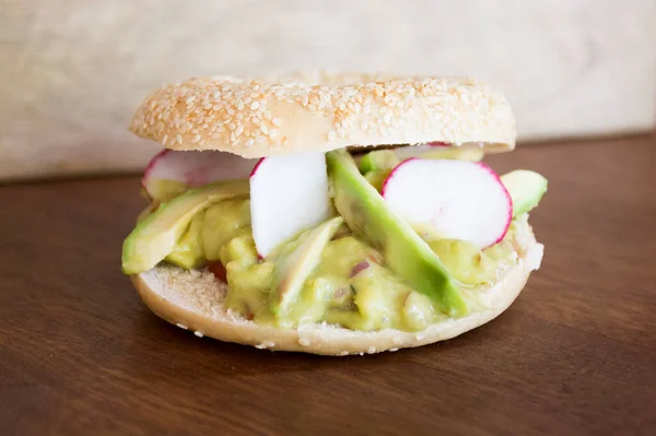 Delicioso Sándwich Aguacate Sobre Pan Rosquilla Bagel Pan Tradicionalmente Hecho —  Fotos de Stock
