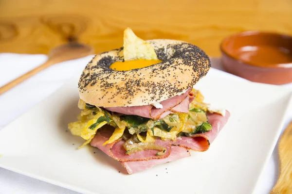 Heerlijke Pastrami Sandwich Bagelbrood Een Bagel Een Brood Dat Traditioneel — Stockfoto
