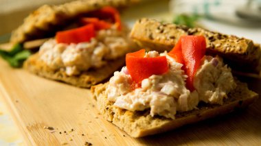 Ton balığı ve sebzeli lezzetli sandviç..