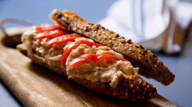 Ton balığı ve sebzeli lezzetli sandviç..