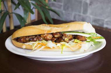 Tavuk ve salatalı lezzetli sandviç..