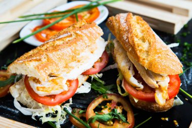 Tavuk ve salatalı lezzetli sandviç..