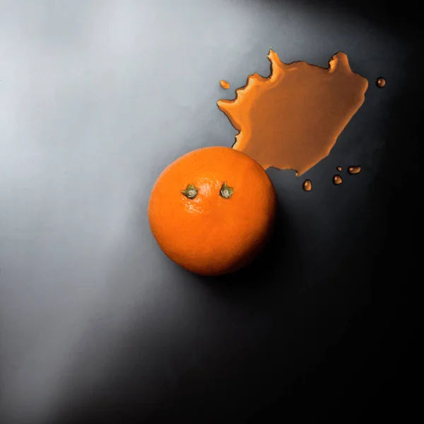 Une Orange Avec Visage Une Goutte Liquide Dessus — Photo