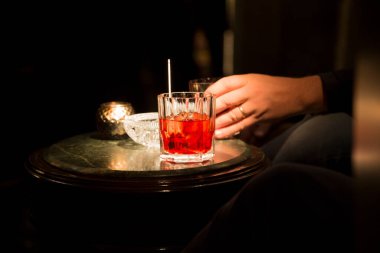 Aperol Spritz, Aperol, Prosecco ve Soda karışımının tipik bir İtalyan içkisidir..