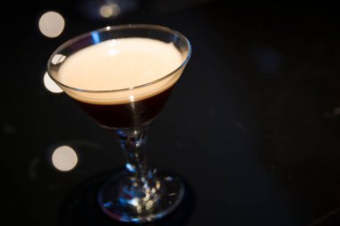 New York 'ta lüks bir barda ekspresso martini kokteyli..
