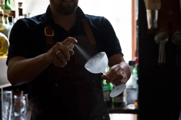 Barman Profissional Aromatizando Copo Martini Para Preparar Coquetel — Fotografia de Stock