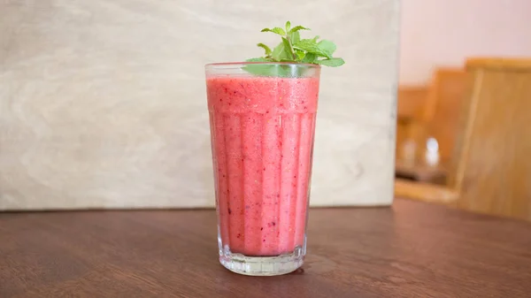 Läcker Och Hälsosam Ekologisk Naturlig Fruktjuice Gjord Med Jordgubbar — Stockfoto