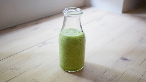 緑と健康的なデトックスジュース — ストック写真