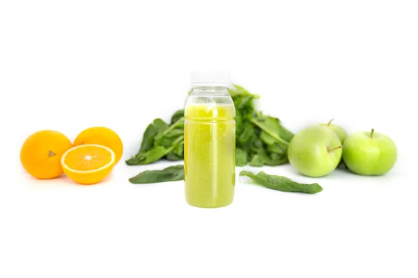 美味しくて健康的な有機グリーンの天然デトックスジュース — ストック写真