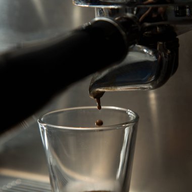 Barista nefis bir organik kahve hazırlıyor.. 