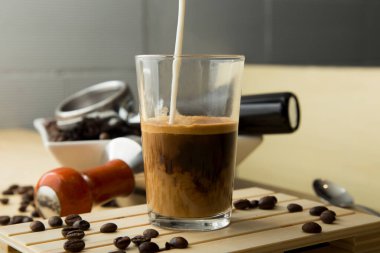 Barista nefis bir organik kahve hazırlıyor. Cafe Latte. Latte machiatto.