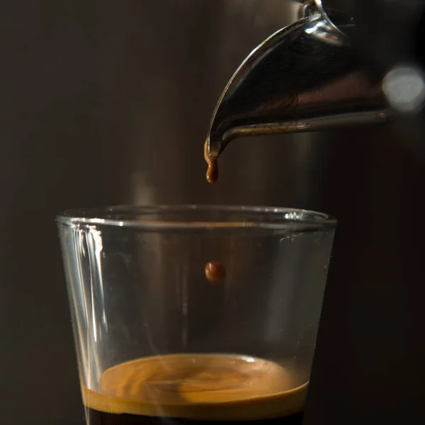 Barista Bereitet Köstlichen Bio Kaffee — Stockfoto