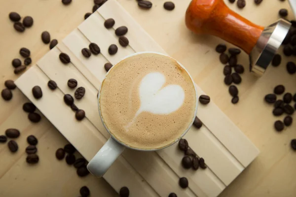 巴里斯塔煮了一杯美味的有机咖啡 心脏形状 — 图库照片