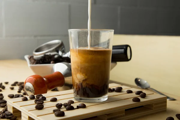 Barista Menyiapkan Kopi Organik Yang Lezat Kafe Latte Latte Machiatto — Stok Foto