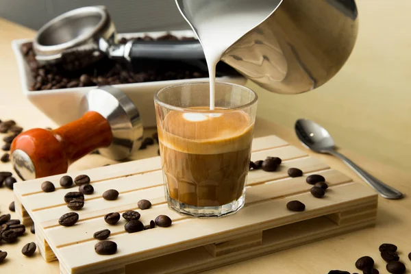 巴里斯塔煮了一杯美味的有机咖啡 扁平的白咖啡或牛油果咖啡 — 图库照片