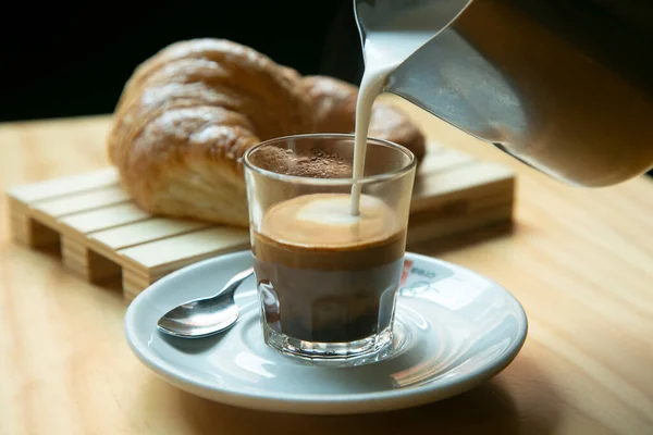 Barista Przygotowuje Pyszną Organiczną Kawę Kawa Płaska Biała Lub Cortado — Zdjęcie stockowe