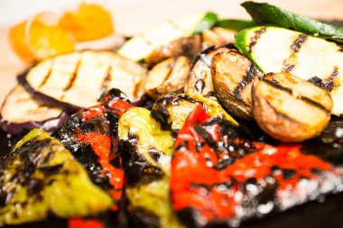 Biber, patlıcan ve romesco soslu patates gibi fırında pişmiş sebzeler. Katalonya 'da geleneksel İspanyol yemeği.