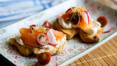 Krem peynirli, turplu ve füme somonlu iki organik ekmek..