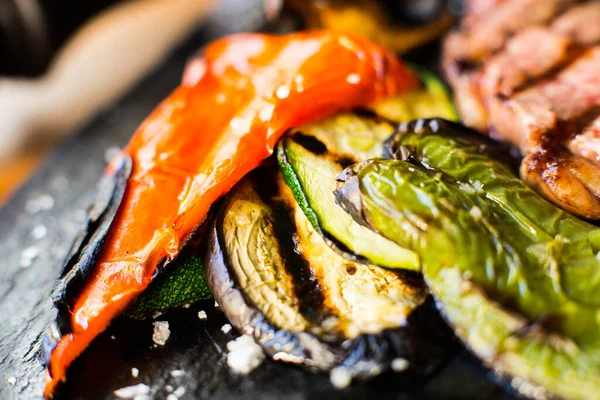 烤蔬菜 如辣椒 茄子和土豆 配以龙涎香酱 加泰罗尼亚传统的西班牙塔帕菜 — 图库照片