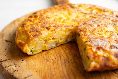 Geleneksel İspanyol tarifi kabak ve yumurtalı tortilla de patatas..