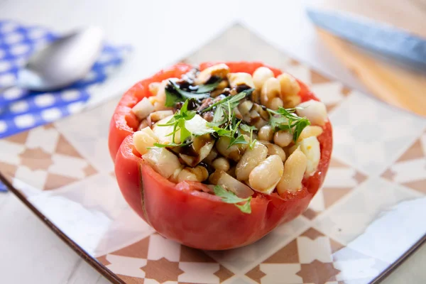 白い豆とアンチョビを詰めトマト スペインの伝統的なタパタ — ストック写真