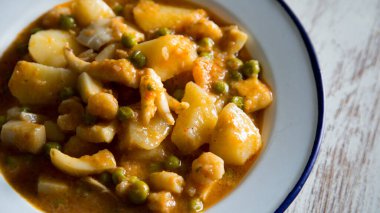 Patatesli mürekkep balığı. Geleneksel İspanyol tapa tarifi.