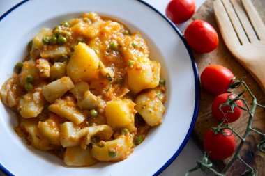 Patatesli mürekkep balığı. Geleneksel İspanyol tapa tarifi.