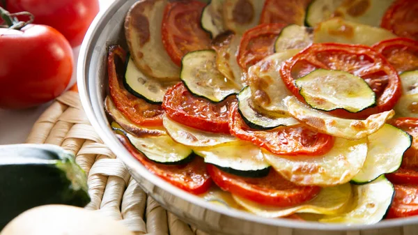 Patates, kabak ve domates dilimlenmiş vejetaryen tartı.