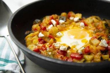 Manchego Pisto, ya da kısaca ratatouille, çeşitli sebze ve yumurtalardan oluşan geleneksel bir yemek türüdür.