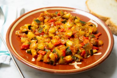 Manchego Pisto, ya da kısaca ratatouille, çeşitli sebze ve yumurtalardan oluşan geleneksel bir yemek türüdür.